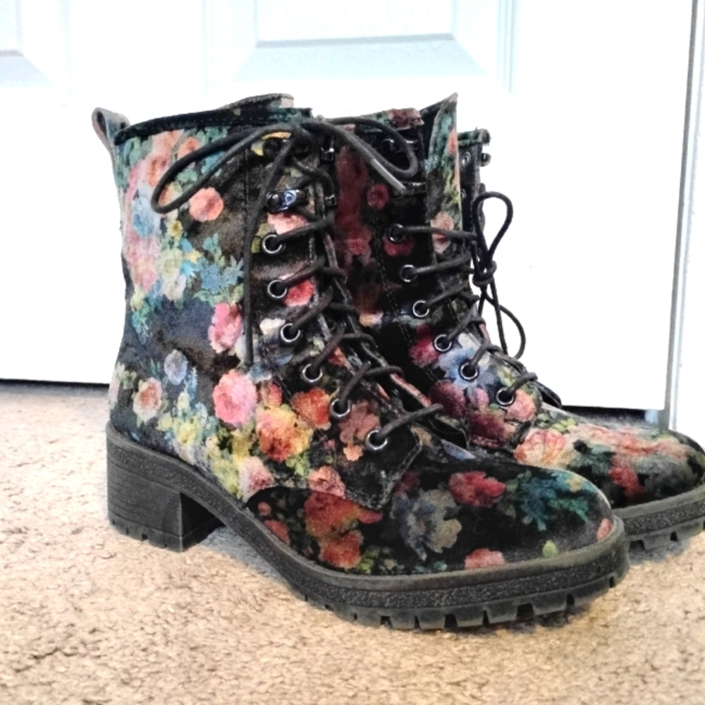 Size 7 floral Madden Girl combat boots